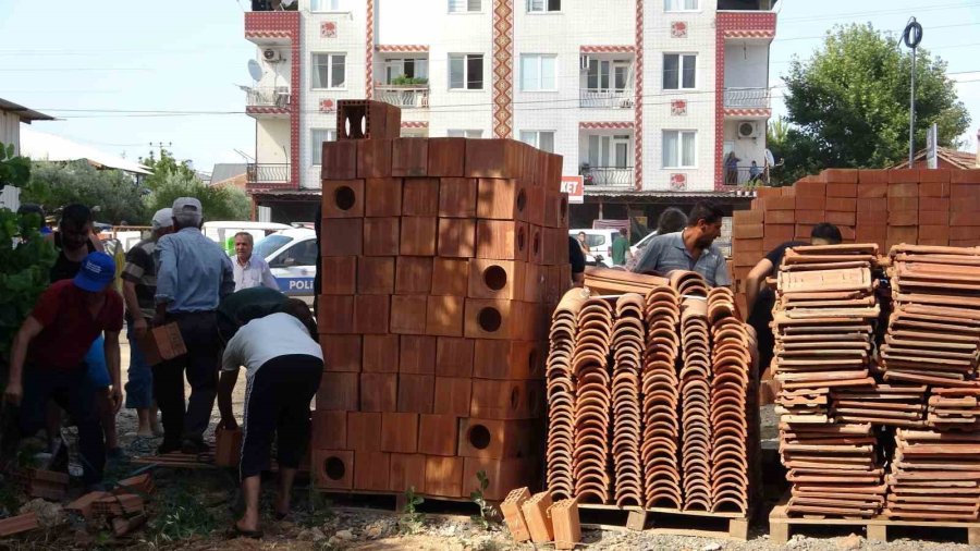 Mobilya Atölyesi Yangınında Faciadan Dönüldü: Duvar Çöktü, İtfaiye Erleri Son Anda Kurtuldu