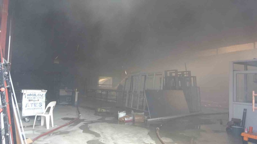 Mobilya Atölyesi Yangınında Faciadan Dönüldü: Duvar Çöktü, İtfaiye Erleri Son Anda Kurtuldu