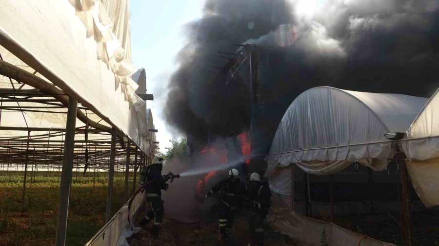 Mobilya Atölyesi Yangınında Faciadan Dönüldü: Duvar Çöktü, İtfaiye Erleri Son Anda Kurtuldu