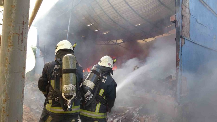 Mobilya Atölyesi Yangınında Faciadan Dönüldü: Duvar Çöktü, İtfaiye Erleri Son Anda Kurtuldu