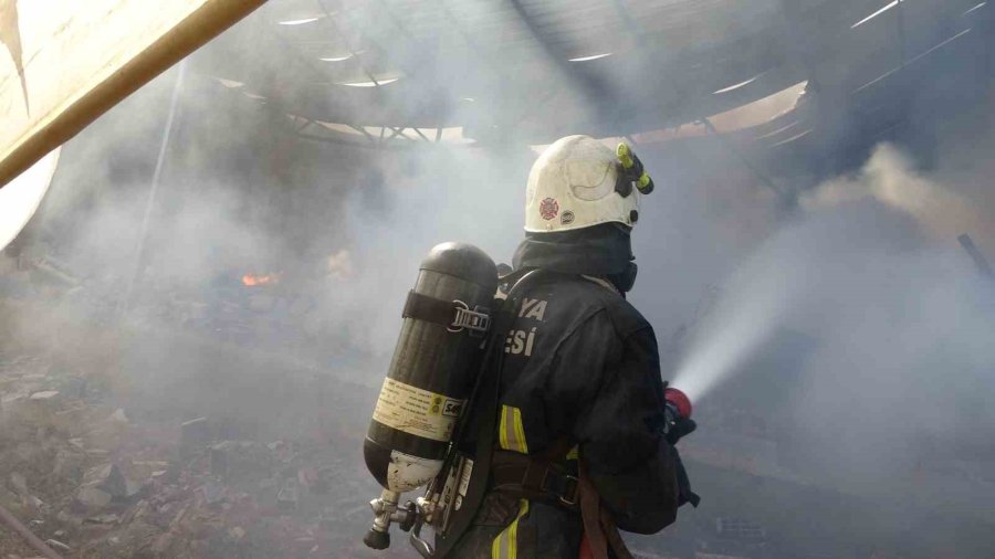 Mobilya Atölyesi Yangınında Faciadan Dönüldü: Duvar Çöktü, İtfaiye Erleri Son Anda Kurtuldu