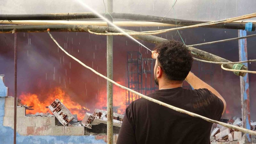 Mobilya Atölyesi Yangınında Faciadan Dönüldü: Duvar Çöktü, İtfaiye Erleri Son Anda Kurtuldu