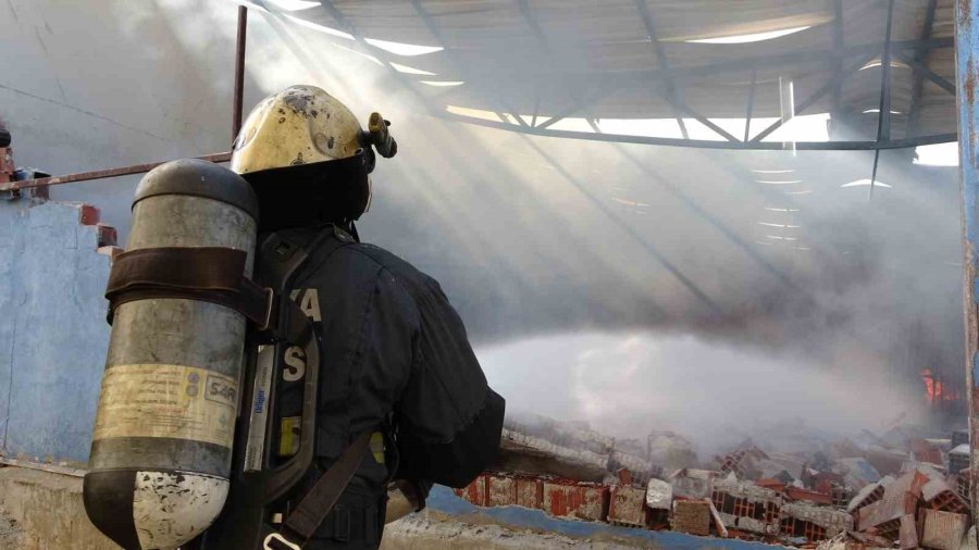 Mobilya Atölyesi Yangınında Faciadan Dönüldü: Duvar Çöktü, İtfaiye Erleri Son Anda Kurtuldu