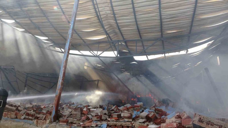 Mobilya Atölyesi Yangınında Faciadan Dönüldü: Duvar Çöktü, İtfaiye Erleri Son Anda Kurtuldu