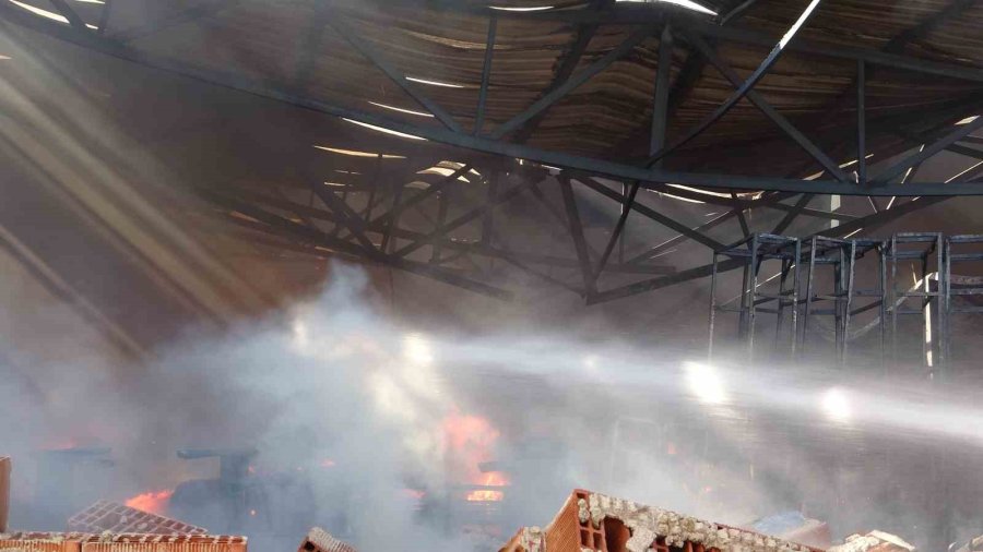 Mobilya Atölyesi Yangınında Faciadan Dönüldü: Duvar Çöktü, İtfaiye Erleri Son Anda Kurtuldu