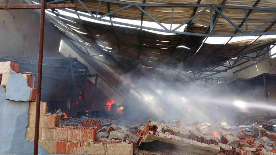 Mobilya Atölyesi Yangınında Faciadan Dönüldü: Duvar Çöktü, İtfaiye Erleri Son Anda Kurtuldu