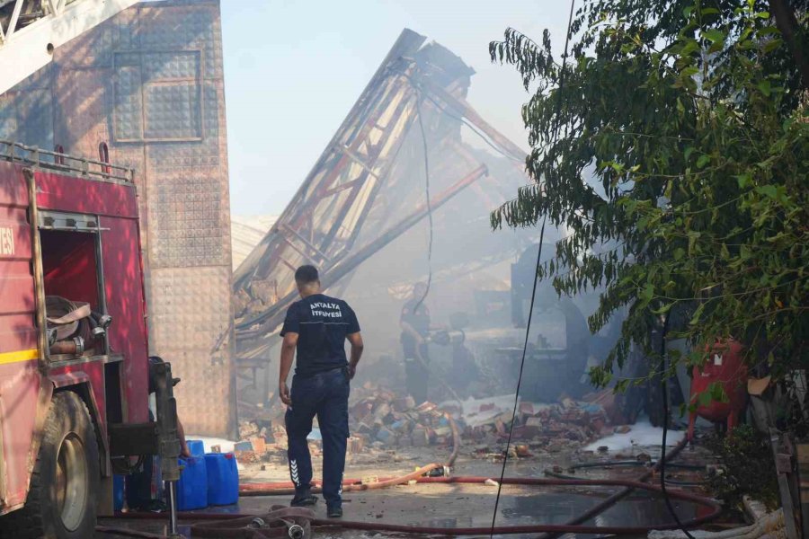 Mobilya Atölyesi Yangınında Faciadan Dönüldü: Duvar Çöktü, İtfaiye Erleri Son Anda Kurtuldu