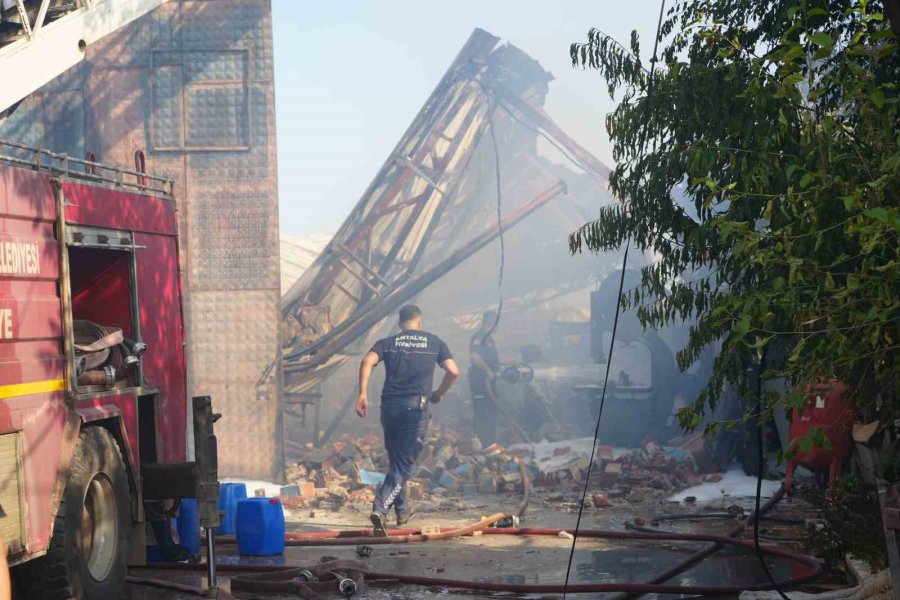 Mobilya Atölyesi Yangınında Faciadan Dönüldü: Duvar Çöktü, İtfaiye Erleri Son Anda Kurtuldu