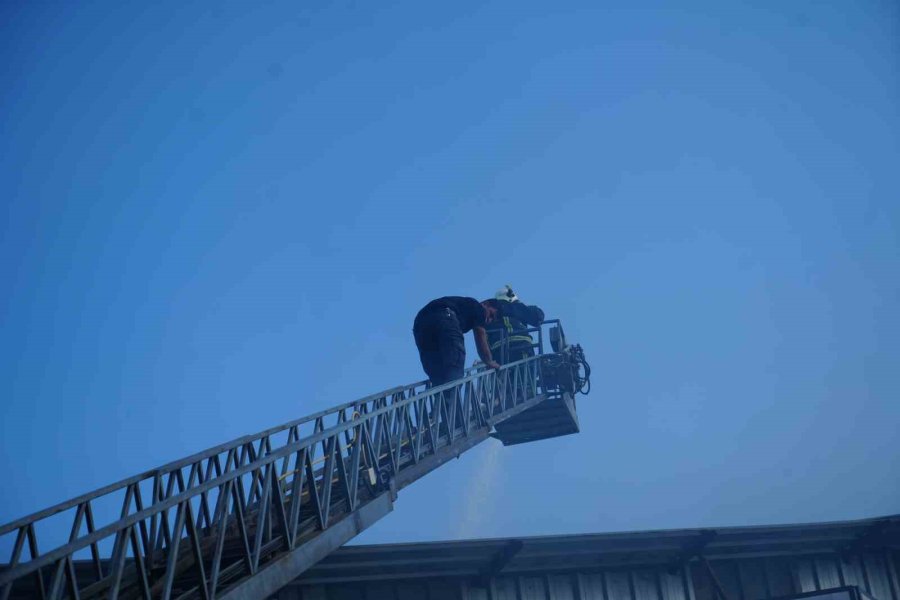 Mobilya Atölyesi Yangınında Faciadan Dönüldü: Duvar Çöktü, İtfaiye Erleri Son Anda Kurtuldu