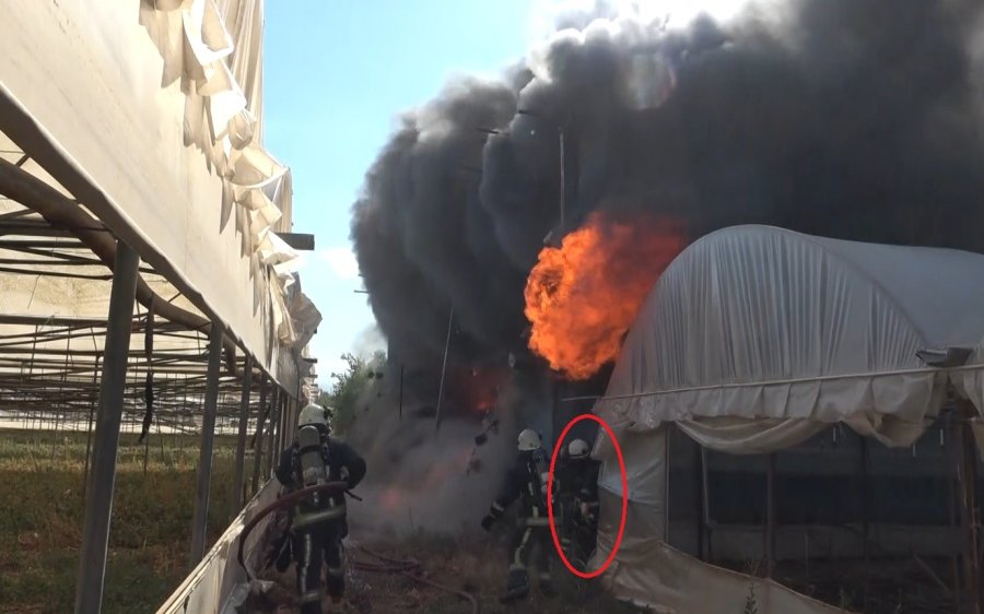 Mobilya Atölyesi Yangınında Faciadan Dönüldü: Duvar Çöktü, İtfaiye Erleri Son Anda Kurtuldu