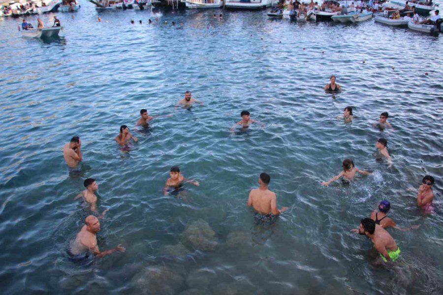 10 Bin Lira Ödül İçin Yağlı Direğe Tırmanan Yarışmacılar Hastanelik Oldu