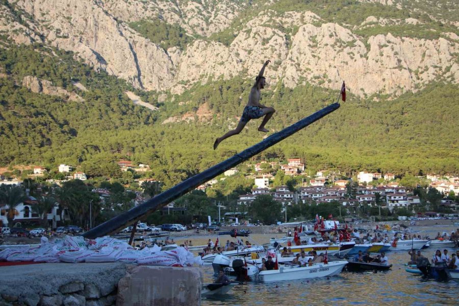 10 Bin Lira Ödül İçin Yağlı Direğe Tırmanan Yarışmacılar Hastanelik Oldu