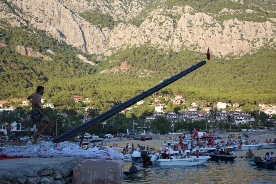 10 Bin Lira Ödül İçin Yağlı Direğe Tırmanan Yarışmacılar Hastanelik Oldu