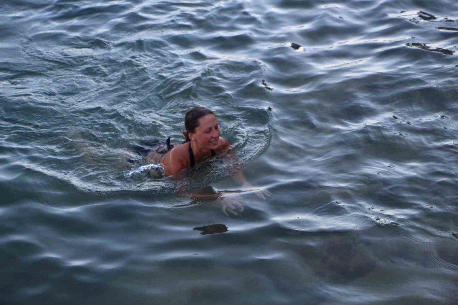 10 Bin Lira Ödül İçin Yağlı Direğe Tırmanan Yarışmacılar Hastanelik Oldu