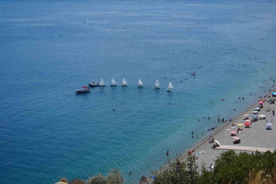 Antalya’da Termometreler 43 Dereceyi Gördü, Sahiller Doldu