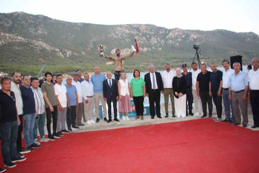 10 Bin Lira Ödül İçin Yağlı Direğe Tırmanan Yarışmacılar Hastanelik Oldu