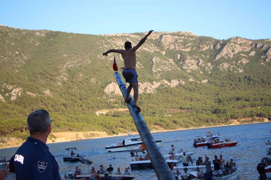 10 Bin Lira Ödül İçin Yağlı Direğe Tırmanan Yarışmacılar Hastanelik Oldu