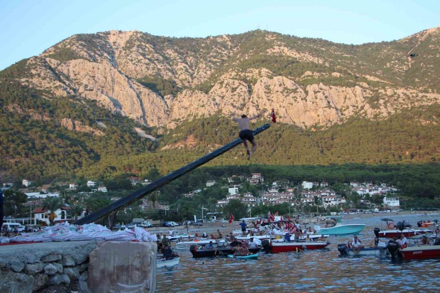 10 Bin Lira Ödül İçin Yağlı Direğe Tırmanan Yarışmacılar Hastanelik Oldu