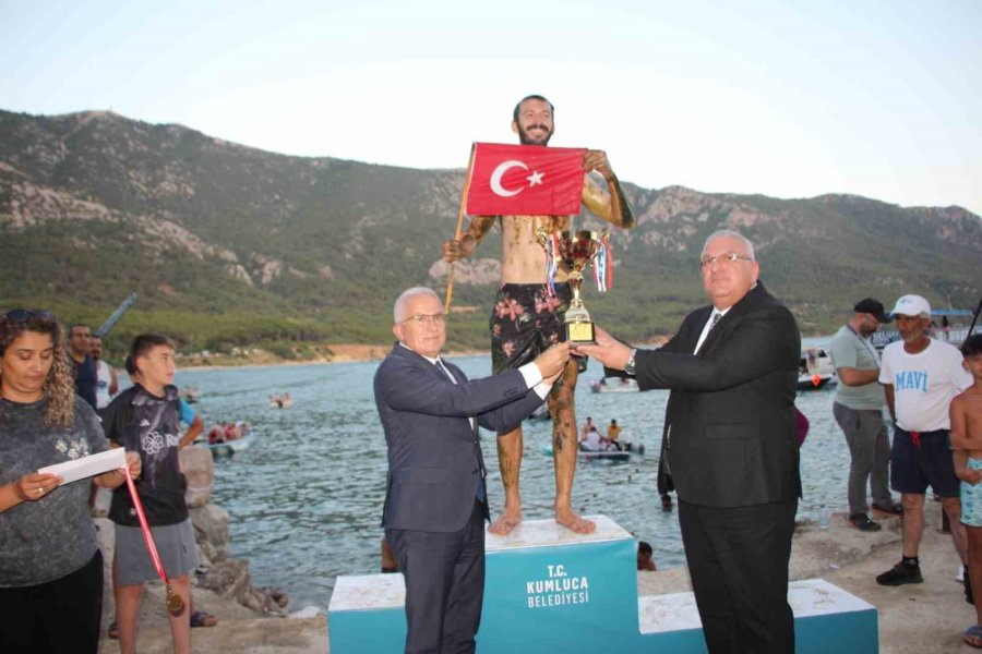 10 Bin Lira Ödül İçin Yağlı Direğe Tırmanan Yarışmacılar Hastanelik Oldu