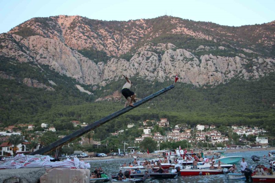 10 Bin Lira Ödül İçin Yağlı Direğe Tırmanan Yarışmacılar Hastanelik Oldu