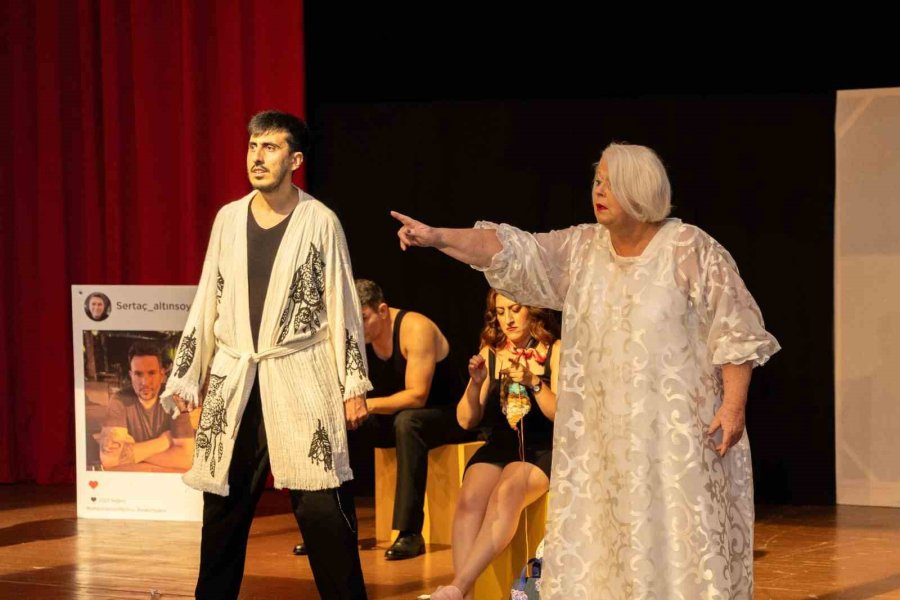 Manavgat Belediyesi Tiyatrosu Perdelerini "bir Hazırlık Manifestosu" İle Açtı