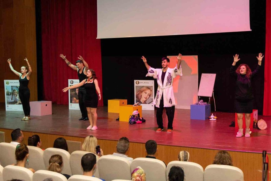 Manavgat Belediyesi Tiyatrosu Perdelerini "bir Hazırlık Manifestosu" İle Açtı