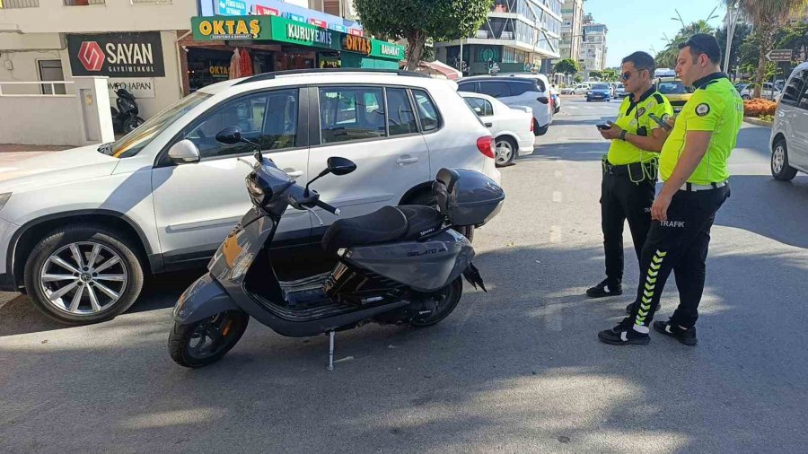 Devrilen Motosikletin Sürücüsü Yaralandı, İlk Yardım Vatandaşlardan Geldi