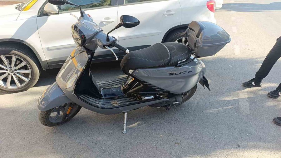 Devrilen Motosikletin Sürücüsü Yaralandı, İlk Yardım Vatandaşlardan Geldi