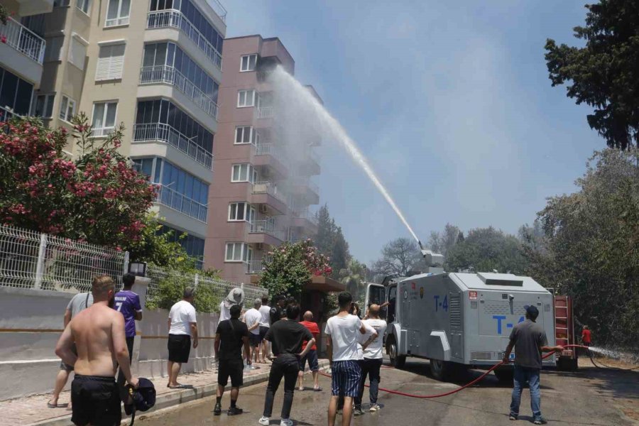 Orman Yangınına Ekiplerin Alevlerle Cansiparane Mücadelesi