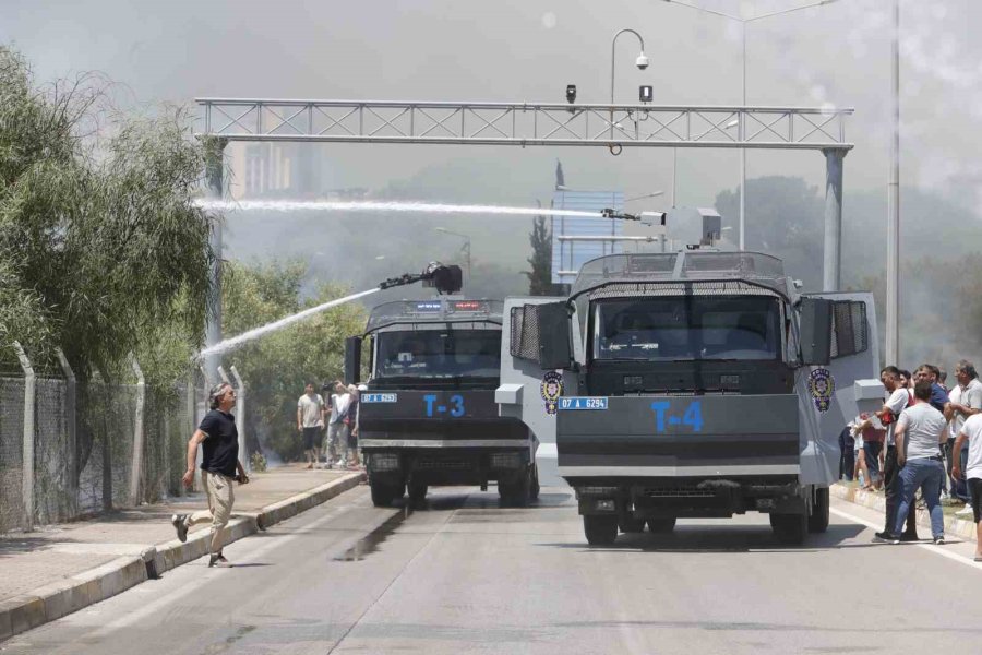 Orman Yangınına Ekiplerin Alevlerle Cansiparane Mücadelesi