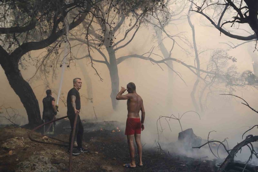 Orman Yangınına Ekiplerin Alevlerle Cansiparane Mücadelesi