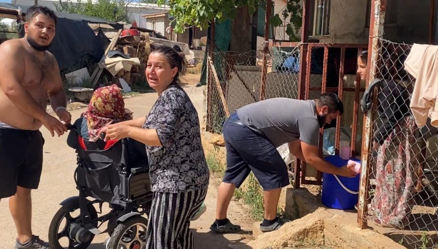 Evine Yaklaşan Alevlerden Kurtarılan Kadın Tekerlekli Sandalyeyle Bölgeden Uzaklaştırıldı