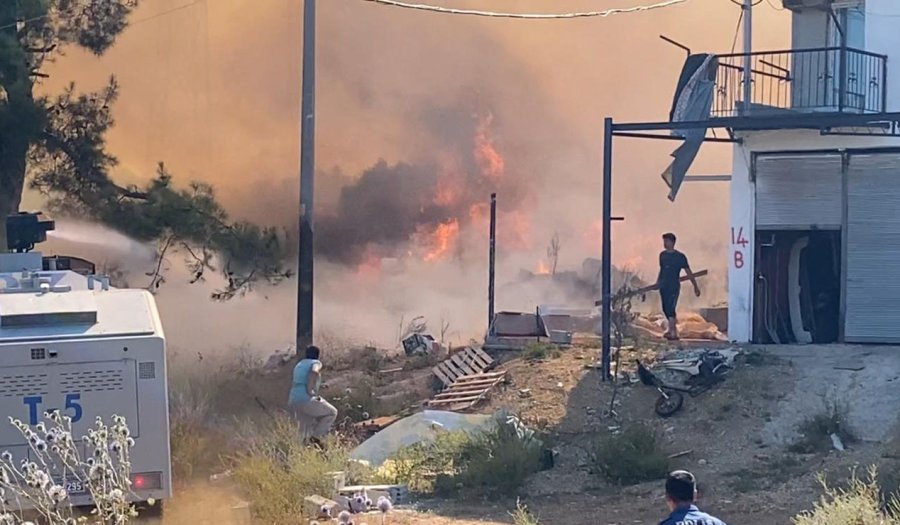 Evine Yaklaşan Alevlerden Kurtarılan Kadın Tekerlekli Sandalyeyle Bölgeden Uzaklaştırıldı