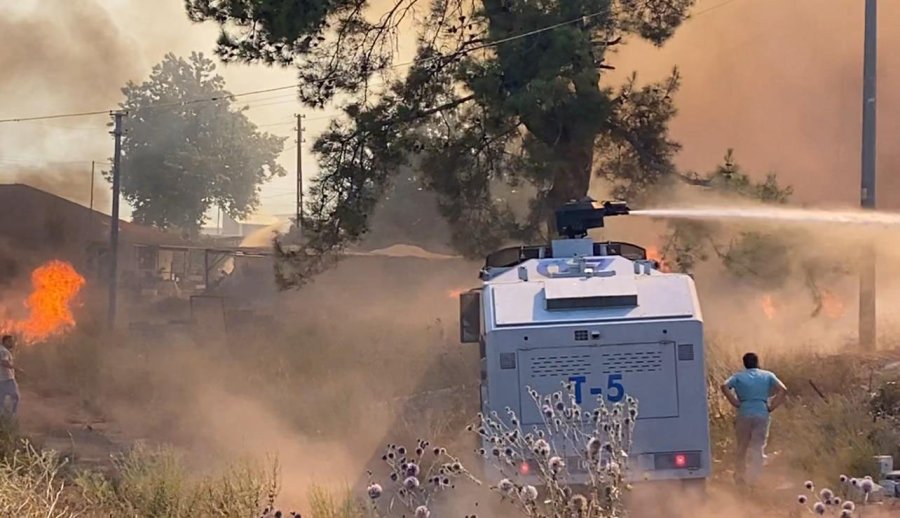 Evine Yaklaşan Alevlerden Kurtarılan Kadın Tekerlekli Sandalyeyle Bölgeden Uzaklaştırıldı