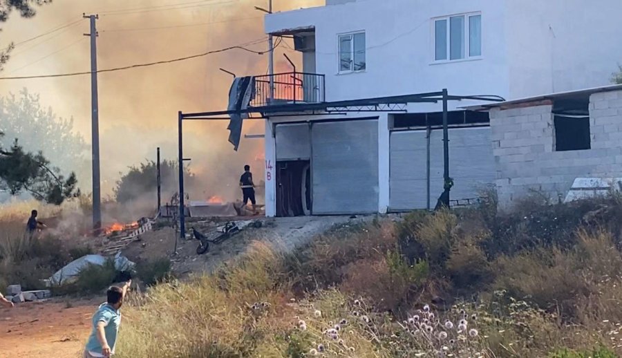 Evine Yaklaşan Alevlerden Kurtarılan Kadın Tekerlekli Sandalyeyle Bölgeden Uzaklaştırıldı