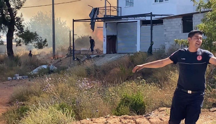 Evine Yaklaşan Alevlerden Kurtarılan Kadın Tekerlekli Sandalyeyle Bölgeden Uzaklaştırıldı