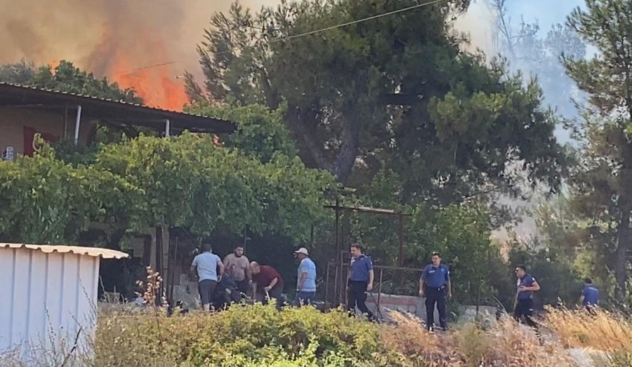 Evine Yaklaşan Alevlerden Kurtarılan Kadın Tekerlekli Sandalyeyle Bölgeden Uzaklaştırıldı