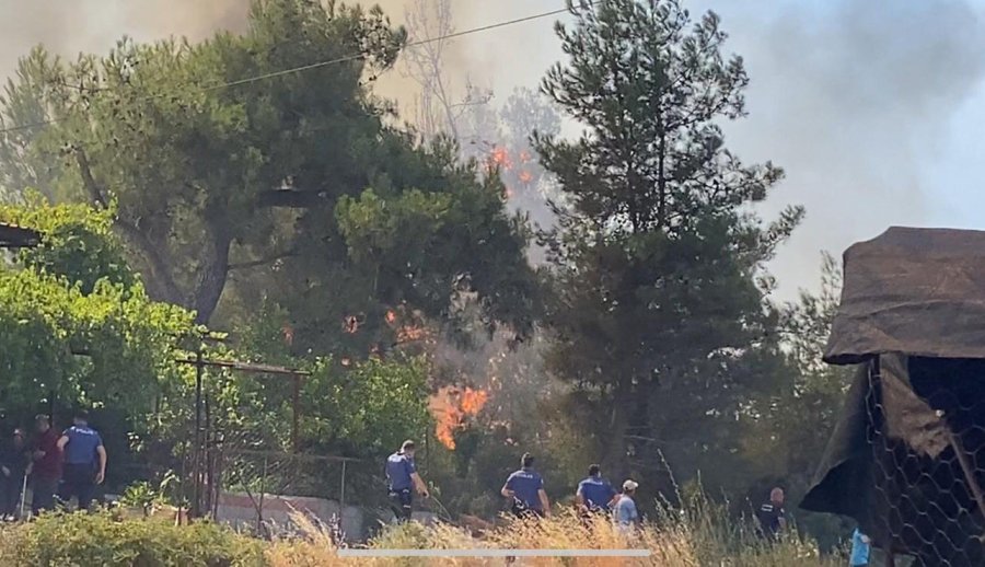 Evine Yaklaşan Alevlerden Kurtarılan Kadın Tekerlekli Sandalyeyle Bölgeden Uzaklaştırıldı