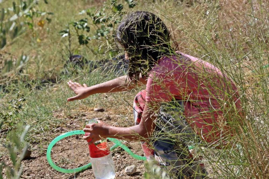 Yangında Oyuncaklarını Bırakıp Ebeveynlerine Yardım Ettiler