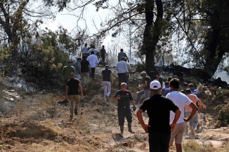 Yangında Oyuncaklarını Bırakıp Ebeveynlerine Yardım Ettiler