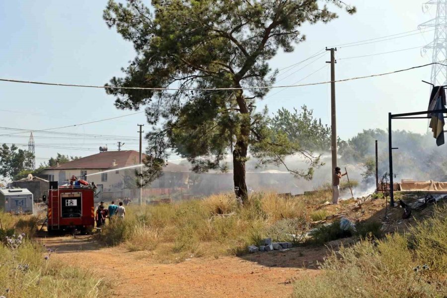 Yangında Oyuncaklarını Bırakıp Ebeveynlerine Yardım Ettiler