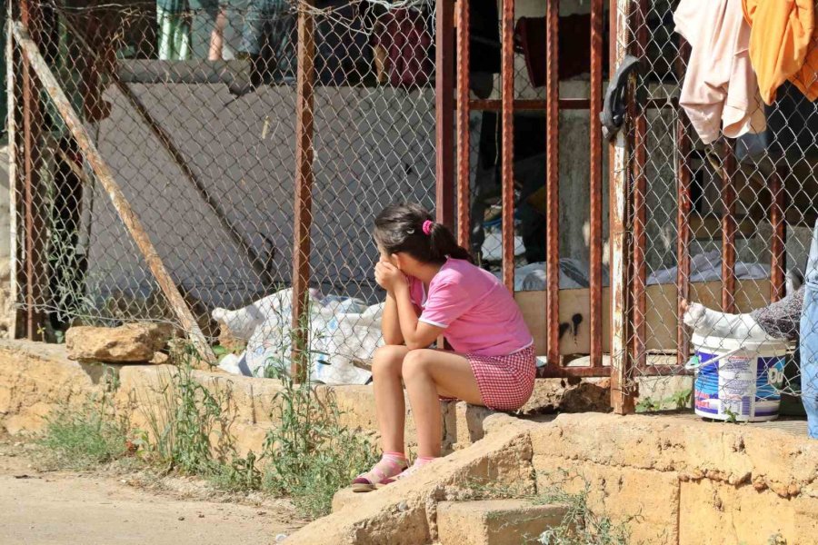 Yangında Oyuncaklarını Bırakıp Ebeveynlerine Yardım Ettiler