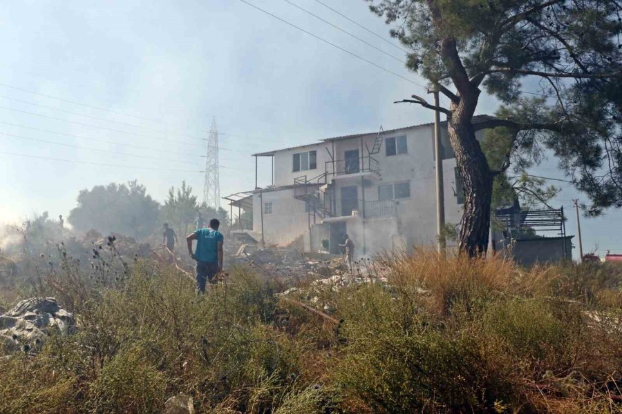 Yangında Oyuncaklarını Bırakıp Ebeveynlerine Yardım Ettiler