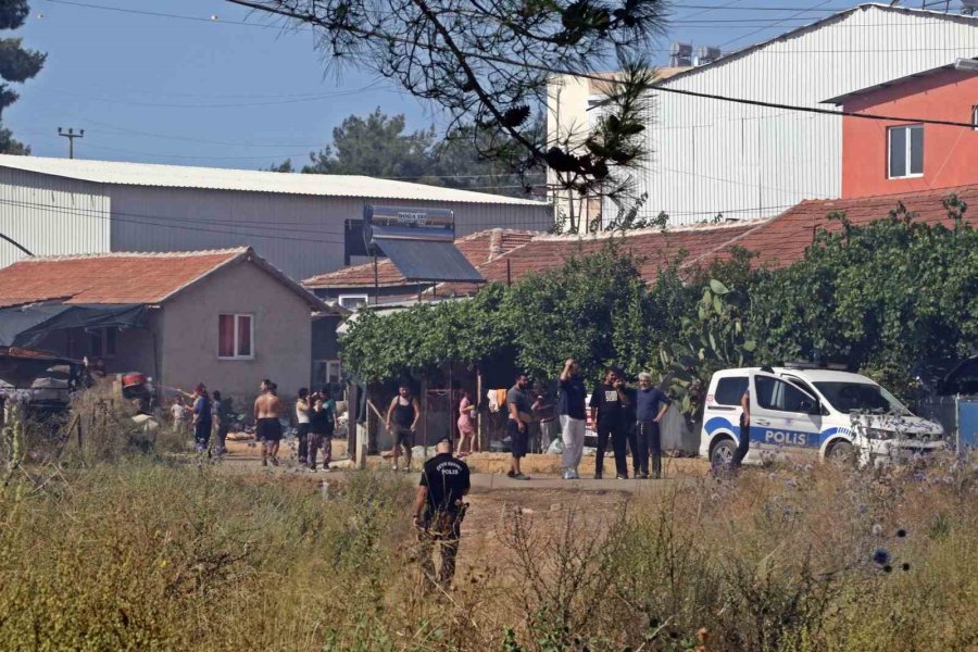 Yangında Oyuncaklarını Bırakıp Ebeveynlerine Yardım Ettiler