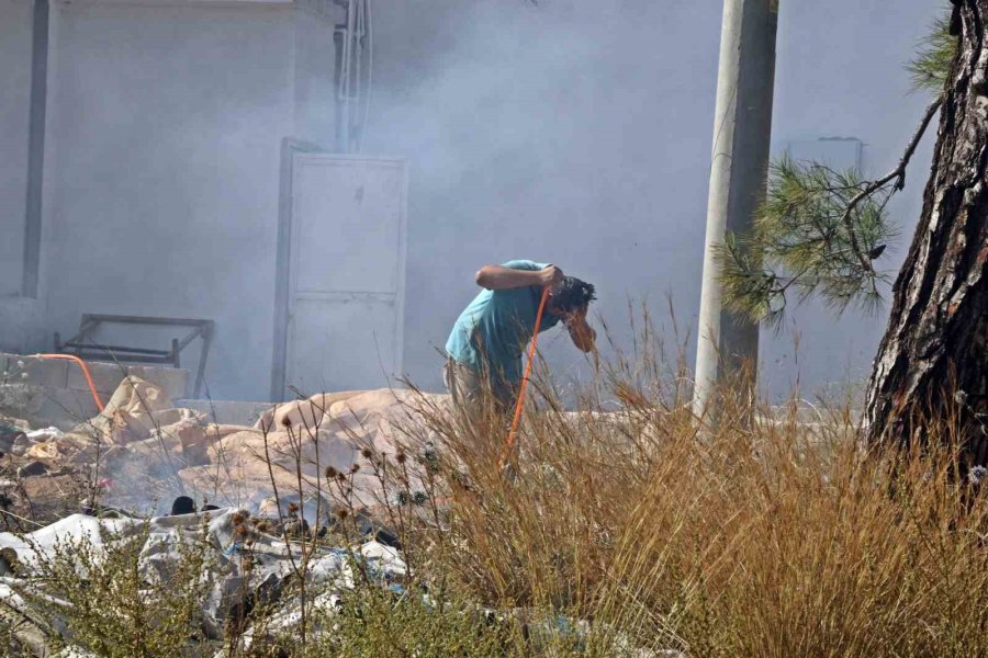 Yangında Oyuncaklarını Bırakıp Ebeveynlerine Yardım Ettiler