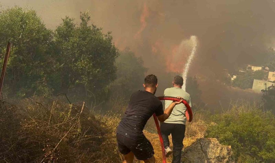 Mahallede Çıkan Yangın Paniğe Neden Oldu: Vatandaşlar Ve İtfaiye Alevlere Karşı Mücadele Etti