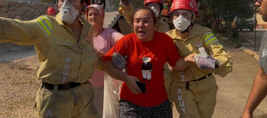 Mahallede Çıkan Yangın Paniğe Neden Oldu: Vatandaşlar Ve İtfaiye Alevlere Karşı Mücadele Etti