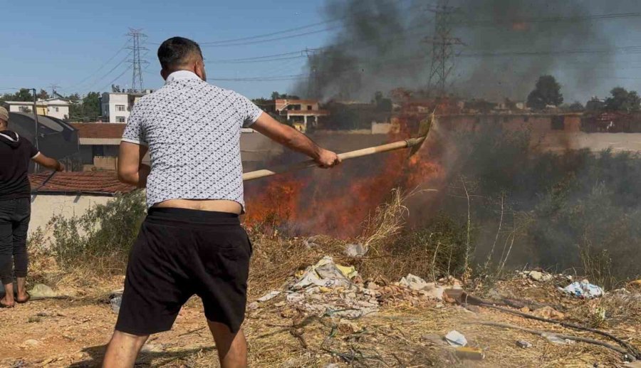 Mahallede Çıkan Yangın Paniğe Neden Oldu: Vatandaşlar Ve İtfaiye Alevlere Karşı Mücadele Etti