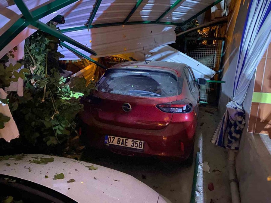 Freni Boşalan Tır Park Halindeki 2 Otomobile Çarparak Durabildi