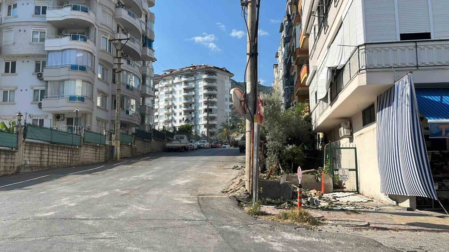 Freni Boşalan Tır Park Halindeki 2 Otomobile Çarparak Durabildi